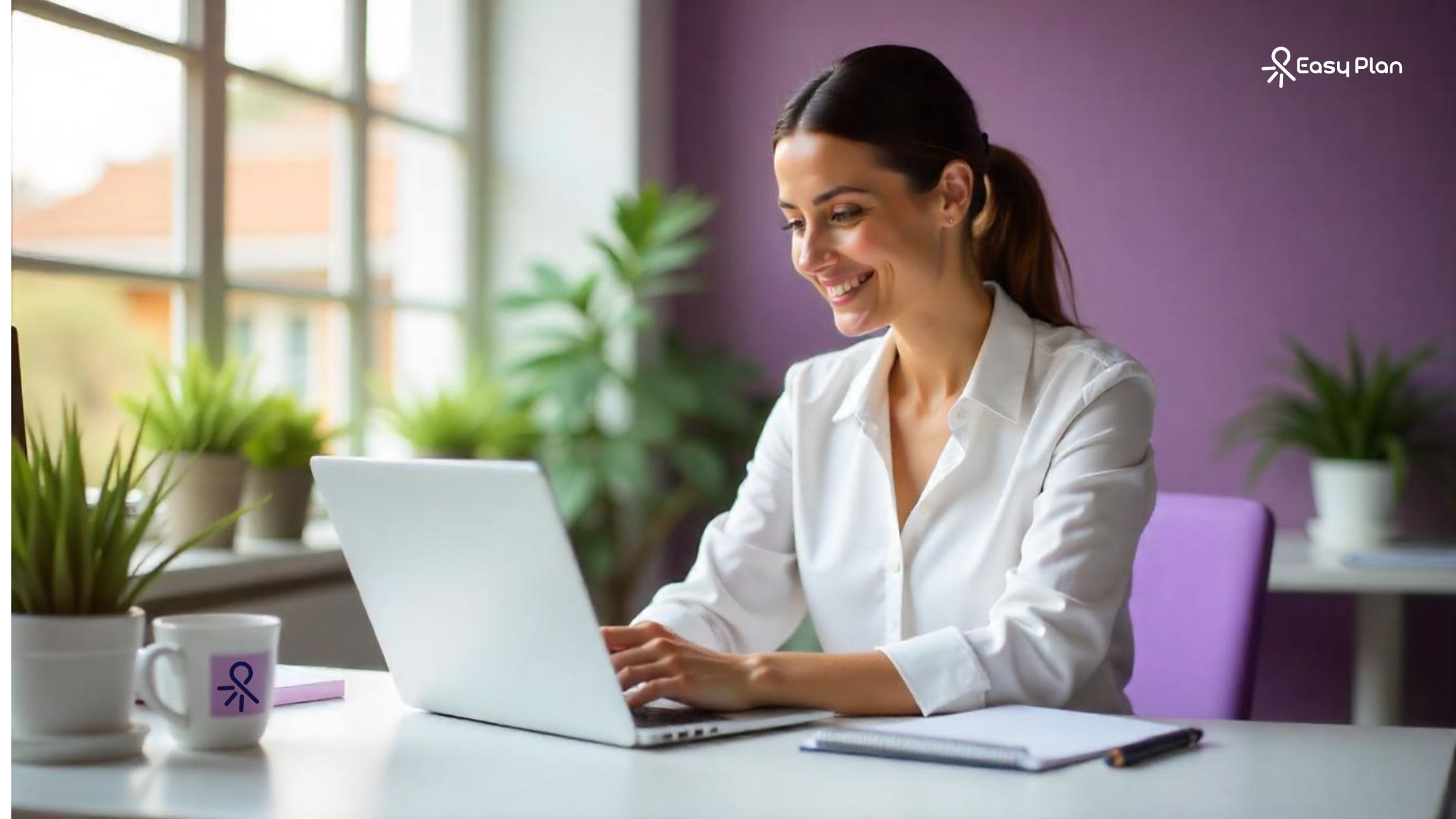 בחורה צעירה מנהלת פגישות עסקיות ביעילות באמצעות היומן הדיגיטלי של Easy Plan, יושבת ליד שולחן משרדי מודרני